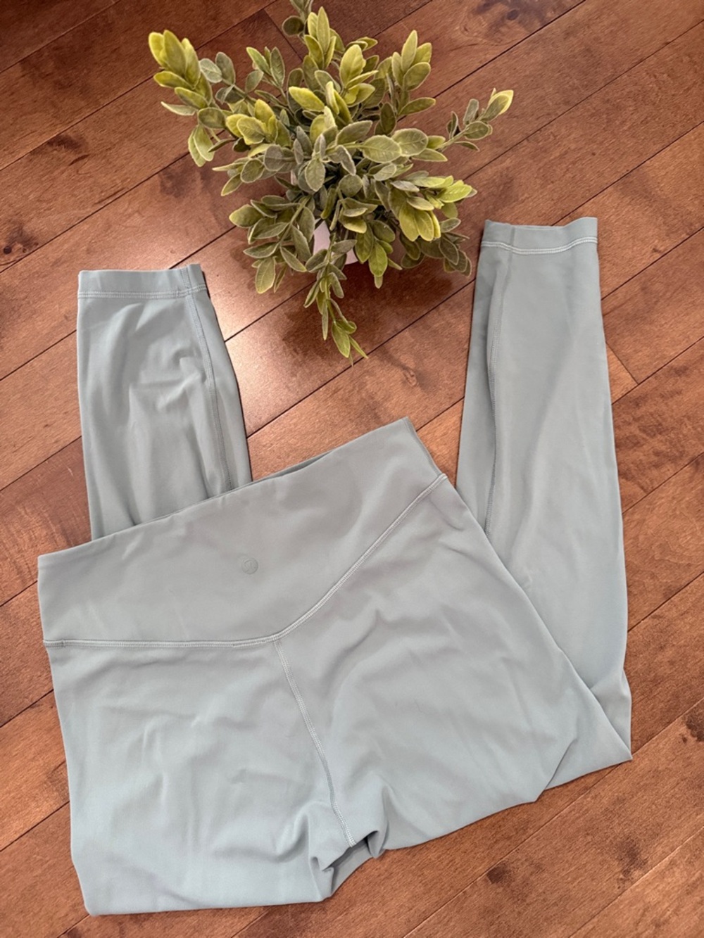 NWOT - 25” Wunder Under Smooth Cover Nulu sz8